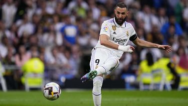Karim Benzema del Real Madrid patea el balón durante el partido contra Rayo Vallecano en la Liga española, el miércoles 24 de mayo de 2023. (AP Foto/Manu Fernández)