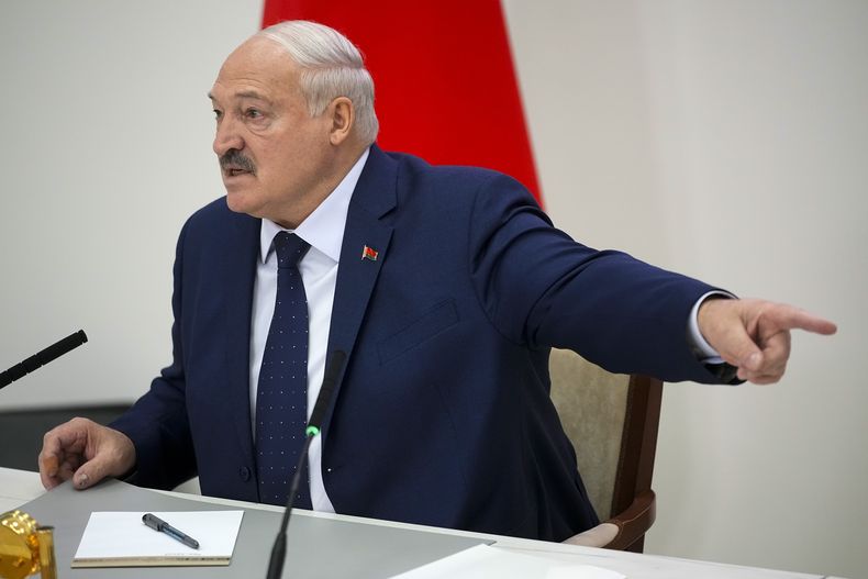 ARCHIVO - El presidente bielorruso, Alexander Lukashenko, habla con los medios en Minsk, Bielorrusia, el domingo 26 de enero de 2025. (AP Foto/Pavel Bednyakov, Archivo)