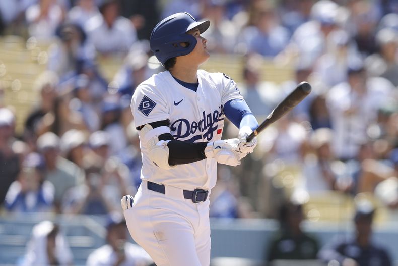 Shohei Ohtani, de los Dodgers de Los Ángeles, observa su cuadrangular durante la octava entrada del juego de béisbol de Grandes Ligas frente a los Nacionales de Washington, el domingo 22 de junio de 2025, en Los Ángeles. (AP Foto/Jessie Alcheh)