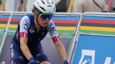 ARCHIVO - La francesa Pauline Ferrand-Prevot pedalea durante la carrera en ruta femenina de élite en el Campeonato Mundial de Ciclismo en Ruta en Kigali, Ruanda, el 27 de septiembre de 2025. (Foto AP/Jerome Delay, Archivo)