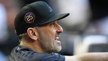 Torey Lovullo, manager de los Diamondbacks de Arizona, observa una jugada durante la primera entrada del partido del equipo en contra de los Rockies de Colorado, el martes 30 de mayo de 2023, en Phoenix. Los Diamondbacks ganaron 5-1. (AP Foto/Ross D. Franklin)