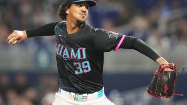 El lanzador abridor de los Marlins de Miami, Eury Pérez, hace un envío durante la cuarta entrada de un partido de béisbol contra los Bravos de Atlanta, el 25 de septiembre de 2026, en Miami. (Foto AP/Lynne Sladky)