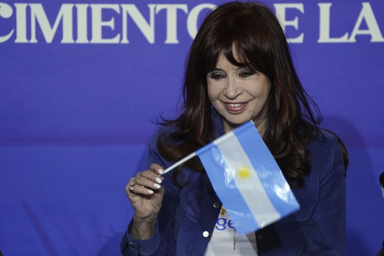 La expresidenta argentina Cristina Fernández sostiene una bandera del país durante una reunión cultural, el domingo 25 de mayo de 2025, en Buenos Aires. (AP Foto/Emmanuel Fernández)