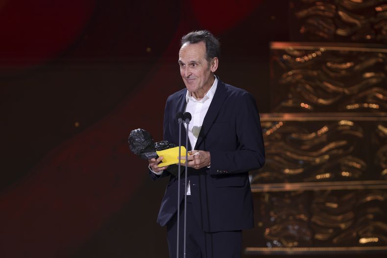 Alberto Iglesias recibe el premio a mejor música original por The Room Next Door durante la 39ª ceremonia de los Premios Goya en Granada, España, el sábado 8 de febrero de 2025, en Granada. (Foto AP/Fermin Rodriguez)