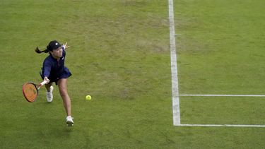 La china Lin Zhu enfrenta a la británica Katie Boulter en el torneo de Birmingham, Inglaterra, el martes 20 de junio de 2023 (Jacob King/PA via AP)