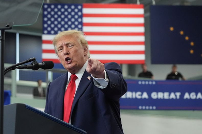 El presidente de Estados Unidos, Donald Trump, habla en un mitin de campaña en el centro deportivo Curtis D. Menard Memorial, el martes 13 de octubre de 2026, en Wasilla, Alaska. (AP Foto/Alex Brandon)