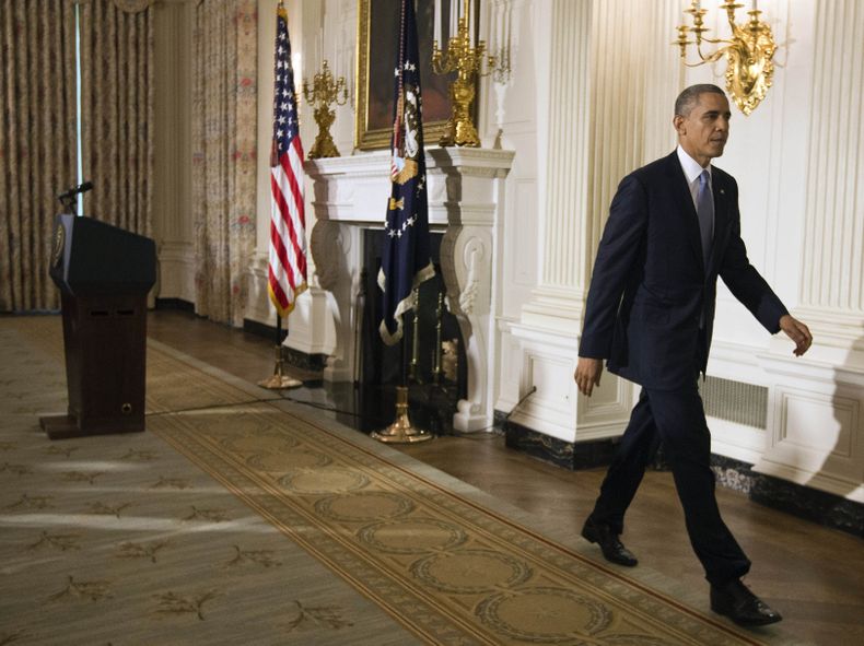 Fotograf&iacute;a de archivo del jueves 17 de octubre de 2013, del presidente Barack Obama partiendo despu&eacute;s de hablar en el comedor de Estado de la Casa Blanca, en Washington. (Foto AP/Jacquelyn Martin)