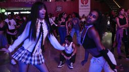El bailarín Francisco Piedra, de 24 años, conocido por el nombre artístico de Ken, descansa en el suelo al fondo mientras otros jóvenes bailan al ritmo del K-pop, música popular coreana en una casa cultural en La Habana, Cuba, el sábado 7 de septiembre de 2024. (Foto AP/Ramón Espinosa)