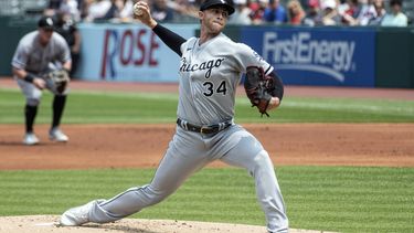 Michael Kopech, lanzador abridor de los Medias Blancas de Chicago, trabaja en la primera entrada del juego de béisbol en contra de los Guardianes de Cleveland, el miércoles 24 de mayo de 2023, en Cleveland. (AP Foto/Phil Long)