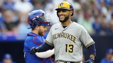 El venezolano Abraham Toro, de los Cerveceros de Milwaukee, celebra luego de conseguir un jonrón de dos carreras ante los Azulejos de Toronto, el miércoles 31 de mayo de 2023 (Frank Gunn/The Canadian Press via AP)