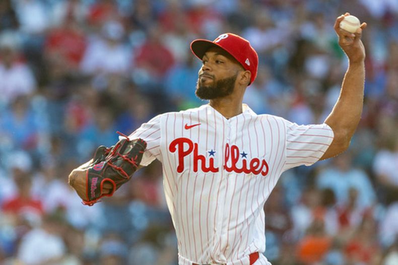 El lanzador de los Filis de Filadelfia, Cristopher Sánchez, lanza durante la primera entrada de un partido de béisbol contra los Piratas de Pittsburgh, el martes 30 de junio de 2026, en Filadelfia. (Foto AP/Laurence Kesterson)