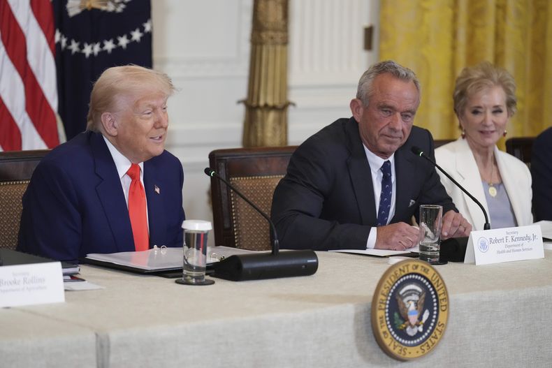 El presidente Donald Trump, a la izquierda, acompañado de la secretaria de Educación, Linda McMahon, a la derecha, y del secretario de Salud y Servicios Humanos, Robert F. Kennedy Jr., en la Sala Este de la Casa Blanca, el jueves 22 de mayo de 2025, en Washington. (AP Foto/Jacquelyn Martin)