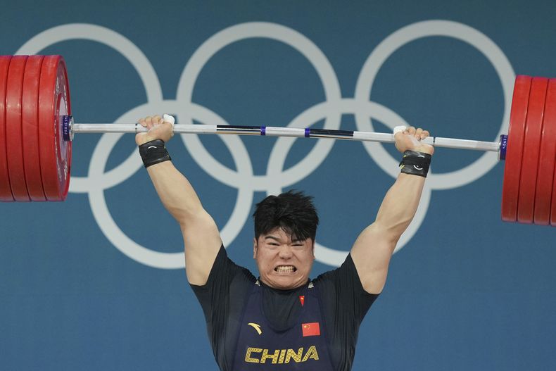 El chino Liu Huanhua en la categoría de los 102 kilos de halterofilia de los Juegos Olímpicos, el sábado 10 de agosto de 2024, en París. (AP Foto/Kin Cheung)