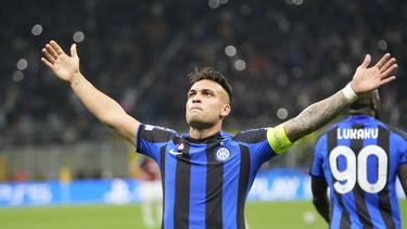 Lautaro Martínez celebra tras anotar el primer gol del Inter de Milán en el duelo de vuelta contra el AC Milan por las semifinales de la Liga de Campeones, el martes 16 de mayo de 2023. (AP Foto/Luca Bruno)