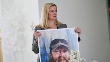 ARCHIVO - Stacey Wales, hermana del fallecido Christopher Pelkey, muestra una foto de su hermano en la casa de su madre, el 7 de mayo de 2025, en Chandler, Arizona. (ap Foto/Matt York/Archivo)