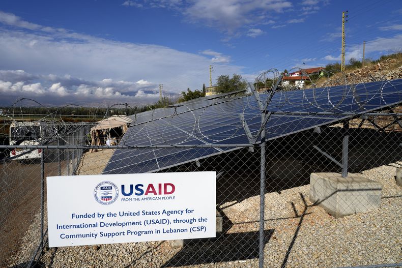 Paneles solares financiados por la Agencia de Estados Unidos para el Desarrollo Internacional en la aldea de Majdal Anjar en el Líbano, el 9 de noviembre del 2022. (AP foto/Bilal Hussein)