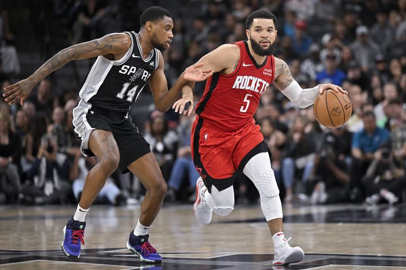 Fred VanVleet (5), de los Rockets de Houston, conduce contra Blake Wesley, de los Spurs de San Antonio, durante la segunda mitad del partido de baloncesto de la NBA, el martes 12 de marzo de 2024, en San Antonio. Houston ganó 103-101. (AP Foto/Darren Abate)