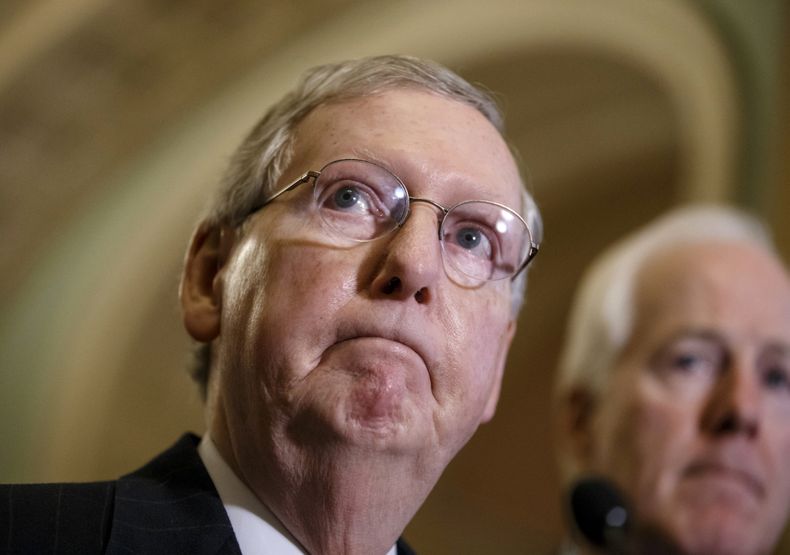El l&iacute;der de la minor&iacute;a republicana en el Senado  Mitch McConnell junto con el senador republicano  John Cornyn hablan con reporteros tras una reuni&oacute;n en el Capitolio en Washington el 2 de diciembre del 2014.  (AP Photo/J. Scott Applew