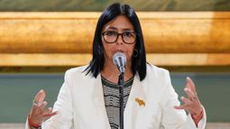 La presidenta encargada de Venezuela, Delcy Rodríguez, habla durante una reunión con el secretario de Energía de Estados Unidos, Chris Wright, en el palacio presidencial de Miraflores, el miércoles 2 de septiembre de 2026, en Caracas. (AP Foto/Pedro Mattey)