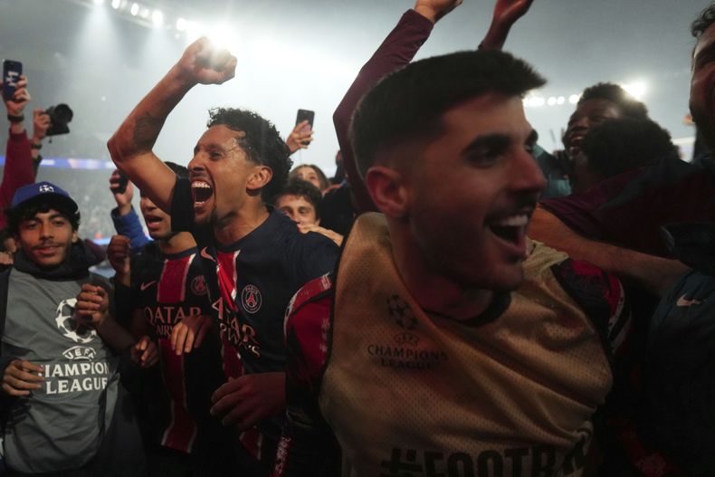 Los jugadores del PSG celebran después de la semifinal de la Liga de Campeones, el miércoles 7 de mayo de 2025 (AP Foto/Thibault Camus)
