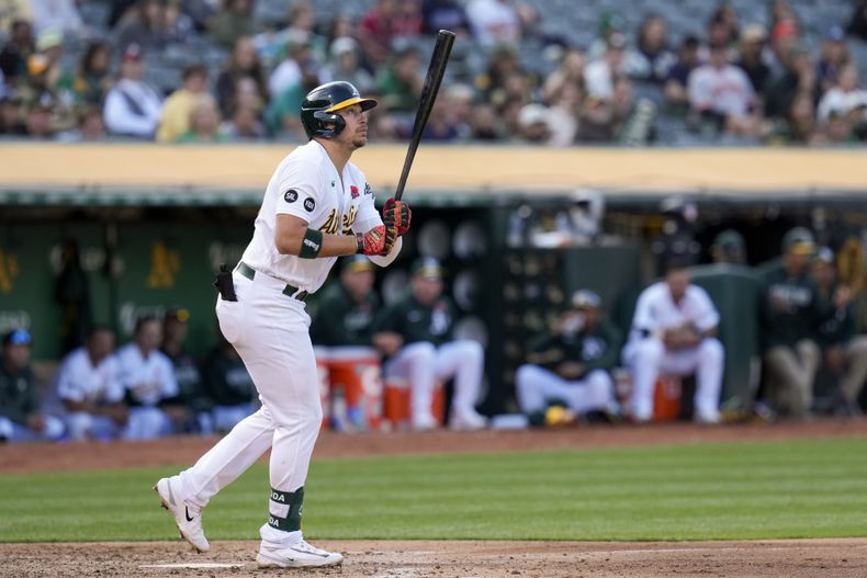 Ryan Noda de los Atléticos de Oakland observa su jonrón de tres carreras en la quinta entrada del juego ante a los Bravos de Atlanta el lunes 29 de mayo del 2023. (AP Foto/Godofredo A. Vásquez)