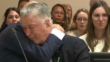 El actor Alec Baldwin llora después de que la jueza desestimara el caso de homicidio involuntario por la muerte, en 2021, de la cinefotógrafa Halyna Hutchins durante el rodaje de la película del oeste Rust, el viernes 12 de julio de 2024, en la corte distrital del condado de Santa Fe, en Nuevo México. (Video via AP)