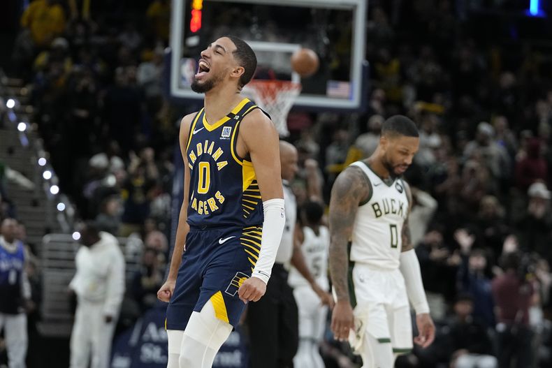 Tyrese Haliburton, de los Pacers de Indiana, festeja en el encuentro del miércoles 3 de enero de 2024, ante los Bucks de Milwaukee (AP Foto/Darron Cummings)