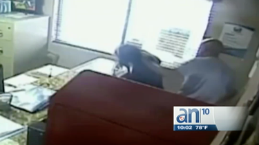 ¿disciplina o abuso? policia de miami golpea brutalmente a su hija por faltarle el respeto a su maestra