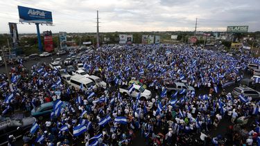 ARCHIVO - Una multitud protesta en la glorieta Jean Paul Genie contra el gobierno del presidente Daniel Ortega, el 15 de mayo de 2018, en Managua, Nicaragua. (AP Foto/Alfredo Zúñiga, archivo)