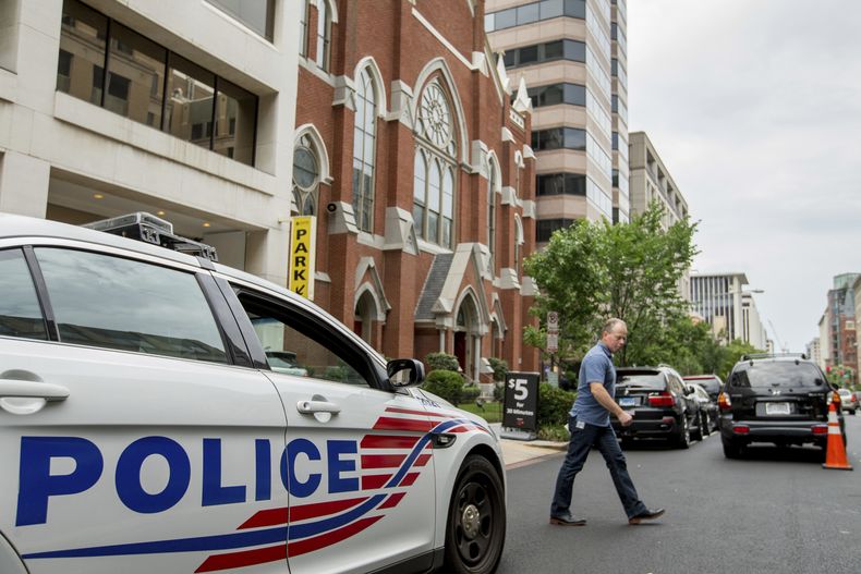 Un vehículo policial frente a la Metropolitan African Methodist Episcopal Church en Washington, el 19 de junio del 2015. (AP foto/Andrew Harnik)