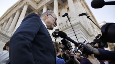 Trump pasa del muro fronterizo a la inmigración legal