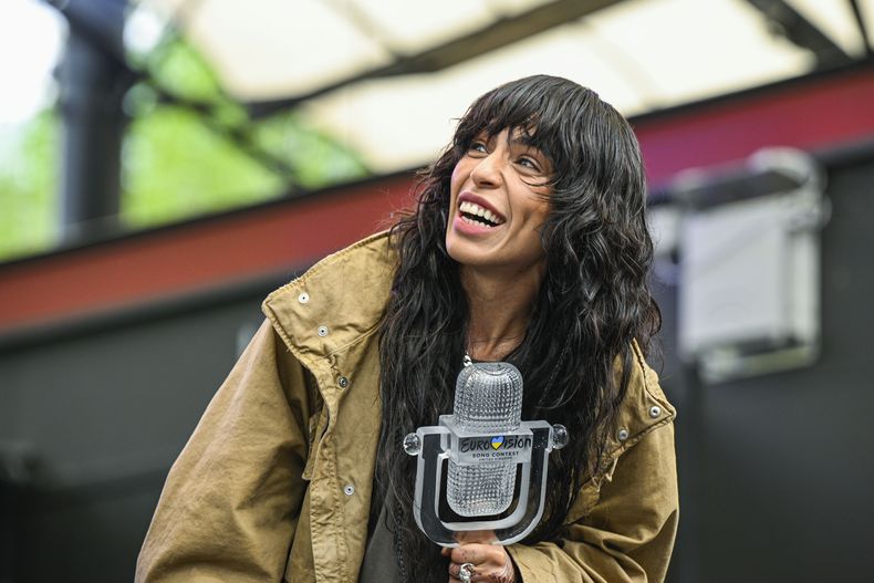 La ganadora del Festival de Eurovisión Loreen de Suecia en el escenario con su trofeo para celebrar con fanáticos en el parque Kungstradgarden en Estocolmo, Suecia, el martes 16 de mayo de 2023. Loreen (Lorine Talhaoui) ganó la final de Eurovisión en Liverpool el 13 de mayo con la canción Tattoo. (Anders Wiklund/TT News Agency vía AP)