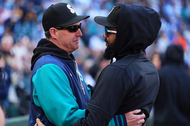 El mánager de los Marineros de Seattle Dan Wilson (izquierda) saluda a J.P. Crawford tras la victoria ante los Angelinos de Los Ángeles, el domingo 27 de septiembre de 2026 en Seattle. (AP Foto/Lindsey Wasson)