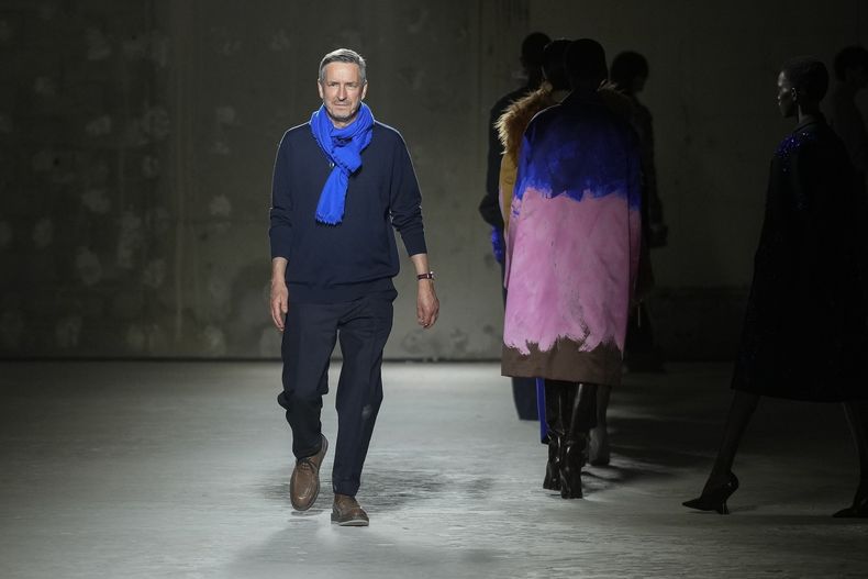 ARCHIVO - El diseñador belga Dries Van Noten recibe un aplauso durante el desfile de su colección Otoño/Invierno 2024-2025, presentada el miércoles 28 de febrero de 2024 en París. Van Noten anunció el martes 19 de marzo de 2024 que dejaría la marca que lleva su nombre al final de junio. (Scott A Garfitt/Invision/AP, Archivo)