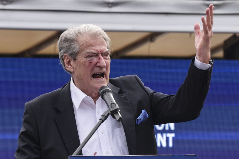 El líder opositor albanés Sali Berisha en Tirana, Albania, el 6 de diciembre de 2022. (AP foto/Franc Zhurda)