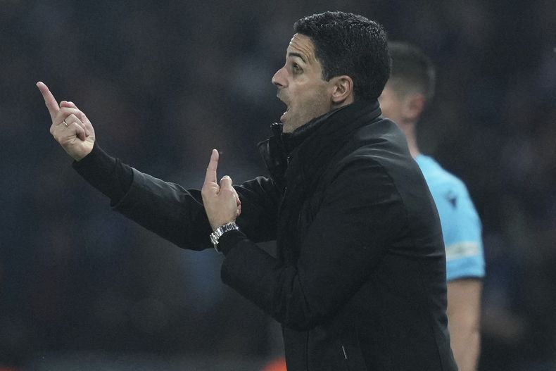 Mikel Arteta, entrenador del Arsenal, da indicaciones durante la vuelta de la semifinal de la Liga de Campeones contra el Paris Saint-Germain en el estadio Parque de los Príncipes, en París, el miércoles 7 de mayo de 2025. (AP Foto/Thibault Camus)