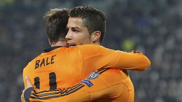 americateve | El jugador del Real Madrid, Gareth Bale, izquierda, abraza a su compa&ntilde;ero Cristiano Ronaldo tras anotar un gol contra Juventus por la Liga de Campeones el martes, 5 de noviembre de 2013, en Tur&iacute;n. (AP Photo/Antonio Calanni)