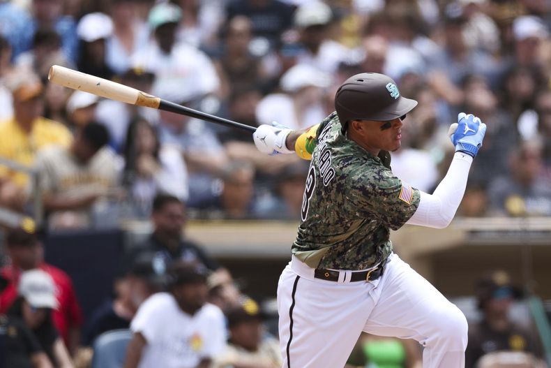 Manny Machado de los Padres de San Diego observa su remolcador sencillo en la quinta entrada del encuentro ante los Rays de Tampa Bay el domingo 18 de junio del 2023. (AP Foto/Derrick Tuskan)
