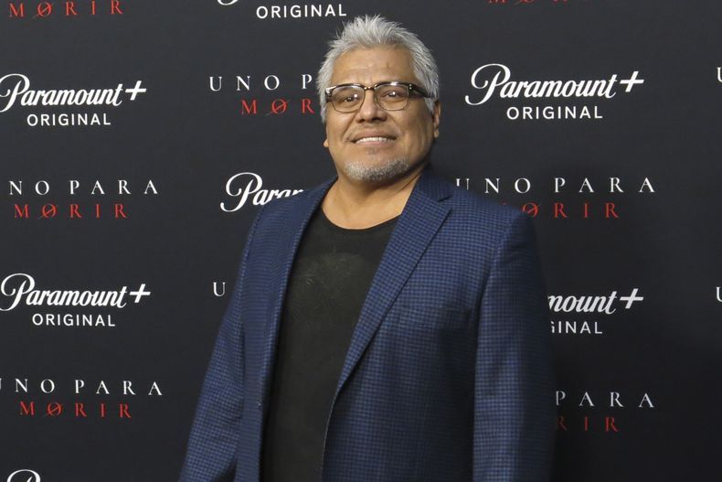 El actor mexicano Dagoberto Gama posa en la premiere de la película de Paramount+ Uno para morir en la Ciudad de México el jueves 4 de mayo de 2023. (Foto AP/Berenice Bautista)