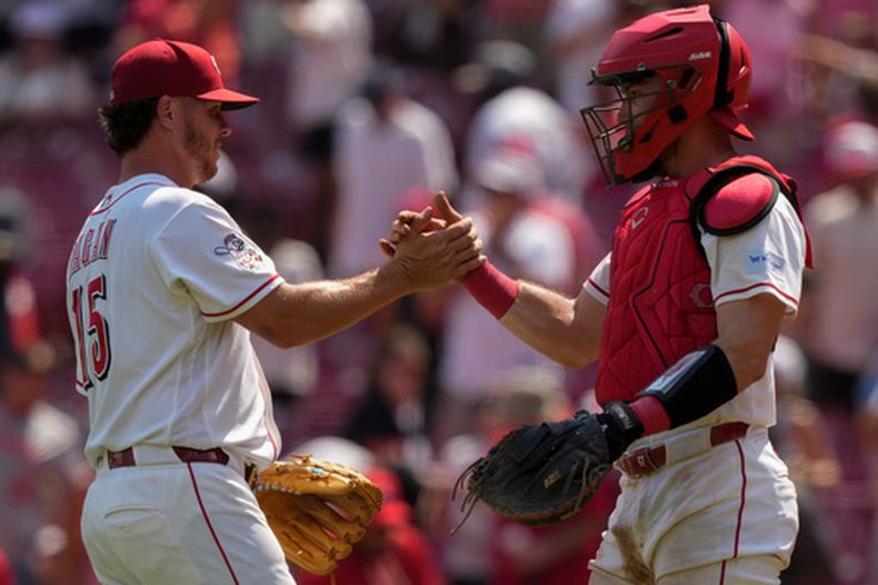 El pitcher de los Rojos de Cincinnati Emilio Pagán y el cátcher Tyler Stephenson celebran la victoria ante los Orioles de Baltimore el domingo 5 de julio del 2026. (AP Foto/Carolyn Kaster)