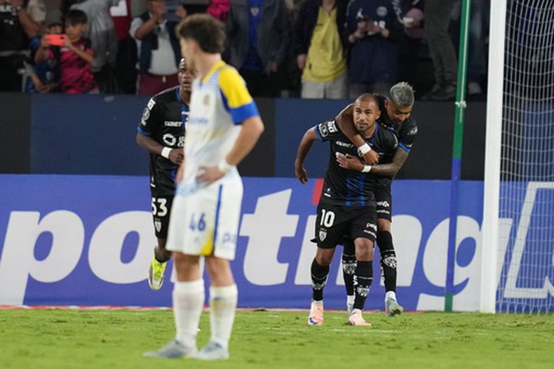 Junior Sornoza, de Independiente del Valle, festeja tras convertir un penal ante Rosario Central, el miércoles 27 de mayo de 2026 en Quito (AP Foto/Dolores Ochoa)