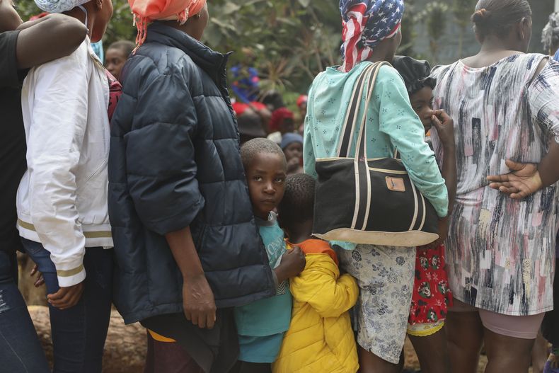 Gente en fila para recibir comida en un refugio para familias desplazadas por la violencia de las pandillas en el vecindario de Kenscoff, Puerto Príncipe, Haití, el lunes 3 de febrero de 2025. (AP Foto/Odelyn Joseph)