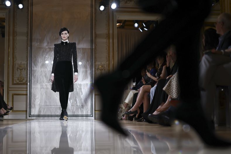 Una modelo luce una creación de la colección de Alta Costura Otoño-Invierno 2025/26 de Giorgio Armani Privé presentada el martes 8 de julio de 2025 en París. (Foto AP/Tom Nicholson)