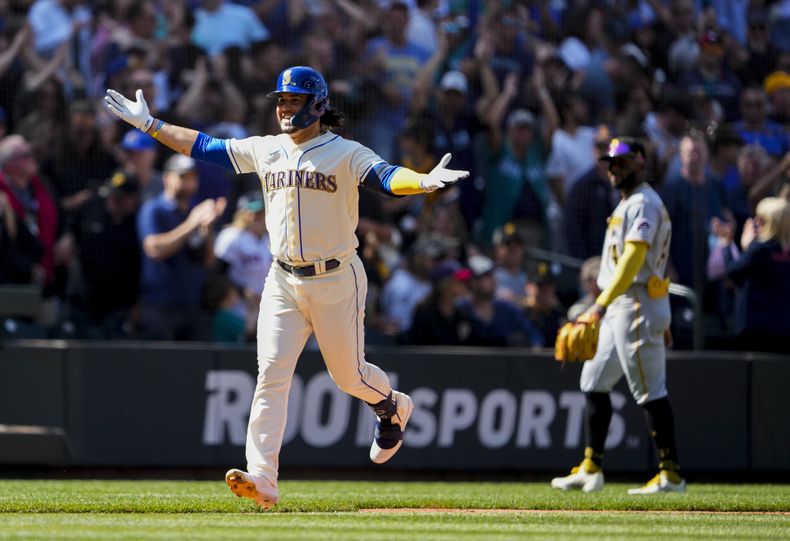Eugenio Suárez, de los Marineros de Seattle, reacciona mientras recorre las bases después de batear jonrón con el que dejaron tendidos a los Piratas de Pittsburgh durante la 10ma entrada del juego de béisbol, el domingo 28 de mayo de 2023, en Seattle. Los Marineros ganaron 6-3. (AP Photo/Lindsey Wasson)