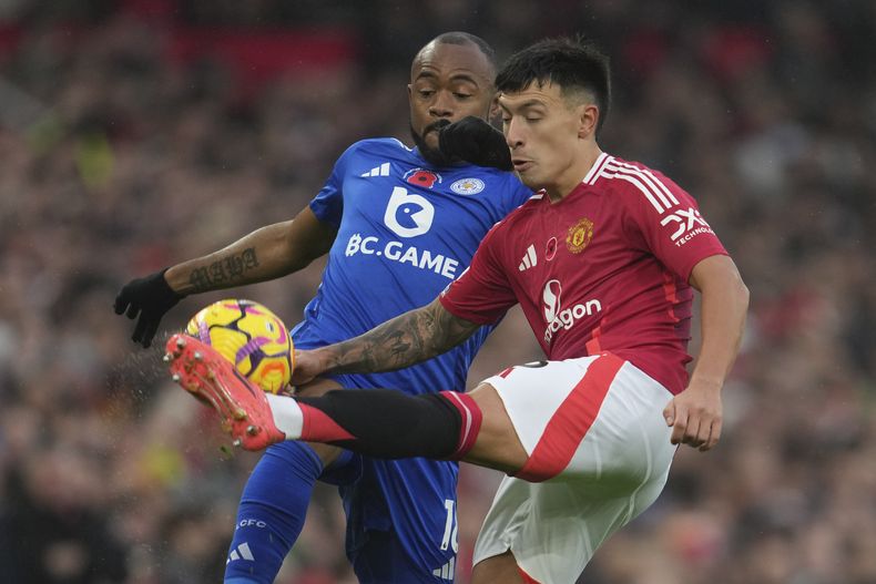 Lisandro Martínez del Manchester United pugna por el balón con Jordan Ayew de Leicester en el partido de la Liga Premier, el domingo 10 de noviembre de 2024, en Manchester. (AP Foto/Jon Super)