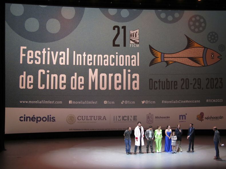El elenco y equipo de producción de Perdidos en la noche durante la función de gala de la película en el Festival Internacional de Cine de Morelia en Morelia, México, el domingo 22 de octubre de 2023. De izquierda a derecha el guionista Martin Escalante, el actor mexicano Fernando Bonilla, el actor mexicano Juan Daniel García Treviño, la actriz méxico-uruguagya Barbara Mori, la actriz mexicana Fernanda Osio, la actriz mexicana Olivia Turnbull, la actriz española Ester Expósito y el director mexicano Amat Escalante. (Foto AP/Berenice Bautista)