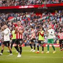 Jugadores de Sheffield United aplauden a los fanáticos al final del partido por las semifinales de la FA Cup en contra del Manchester City y Sheffield United en el Estadio Wembley, en Londres, el sábado 22 de abril de 2023. (AP Foto/David Cliff)
