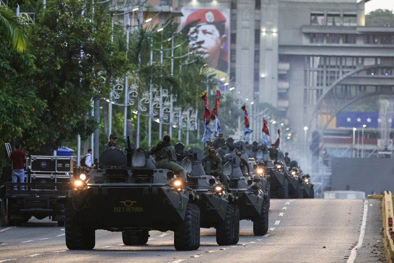Vehículos blindados circulan por una calle durante una marcha organizada por el gobierno en apoyo del presidente, Nicolás Maduro, en Caracas, Venezuela, el 23 de septiembre de 2025. (AP Foto/Jesús Vargas)