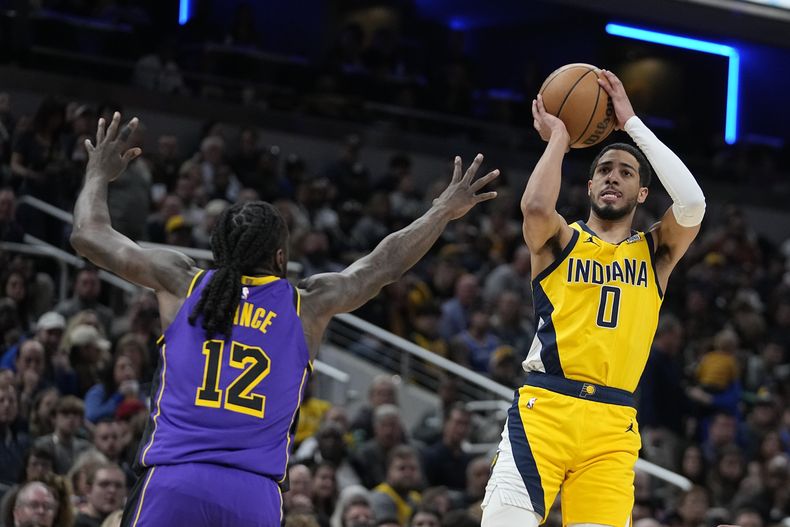 Tyrese Haliburton, de los Pacers de Indiana, dispara frente a Taurean Prince, de los Lakers de Los Ángeles, en el partido del viernes 29 de marzo de 2024 (AP Foto/Darron Cummings)