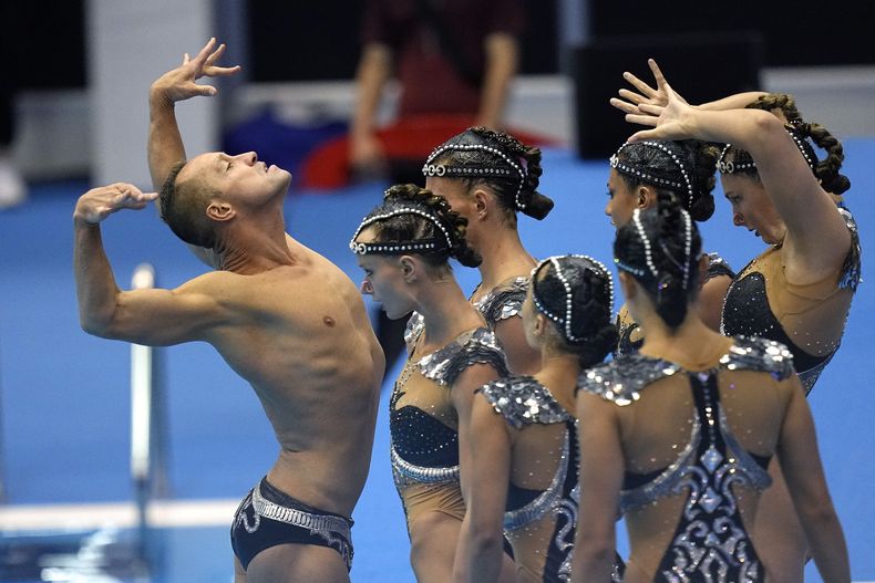 Bill May lidera al equipo de Estados Unidos durante la competencia por equipos de la natación artística en el Campeonato del Mundo de Natación en Fukuoka, Japón el sábado 15 de julio del 2023. (AP Foto/David J. Phillip)
